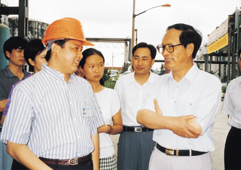 湖北省委書記賈志杰在舒心先生的陪同下，對我公司進(jìn)行了視察。
